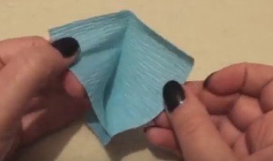 Як зробити квіти з гофрованого паперу своїми руками: Поетапно
