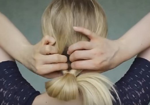 Швидка зачіска на довге волосся на кожен день своїми руками