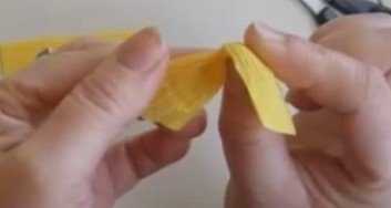 Як зробити квіти з гофрованого паперу своїми руками: Поетапно