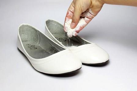 Як позбавитися від запаху взуття в домашніх умовах швидко?